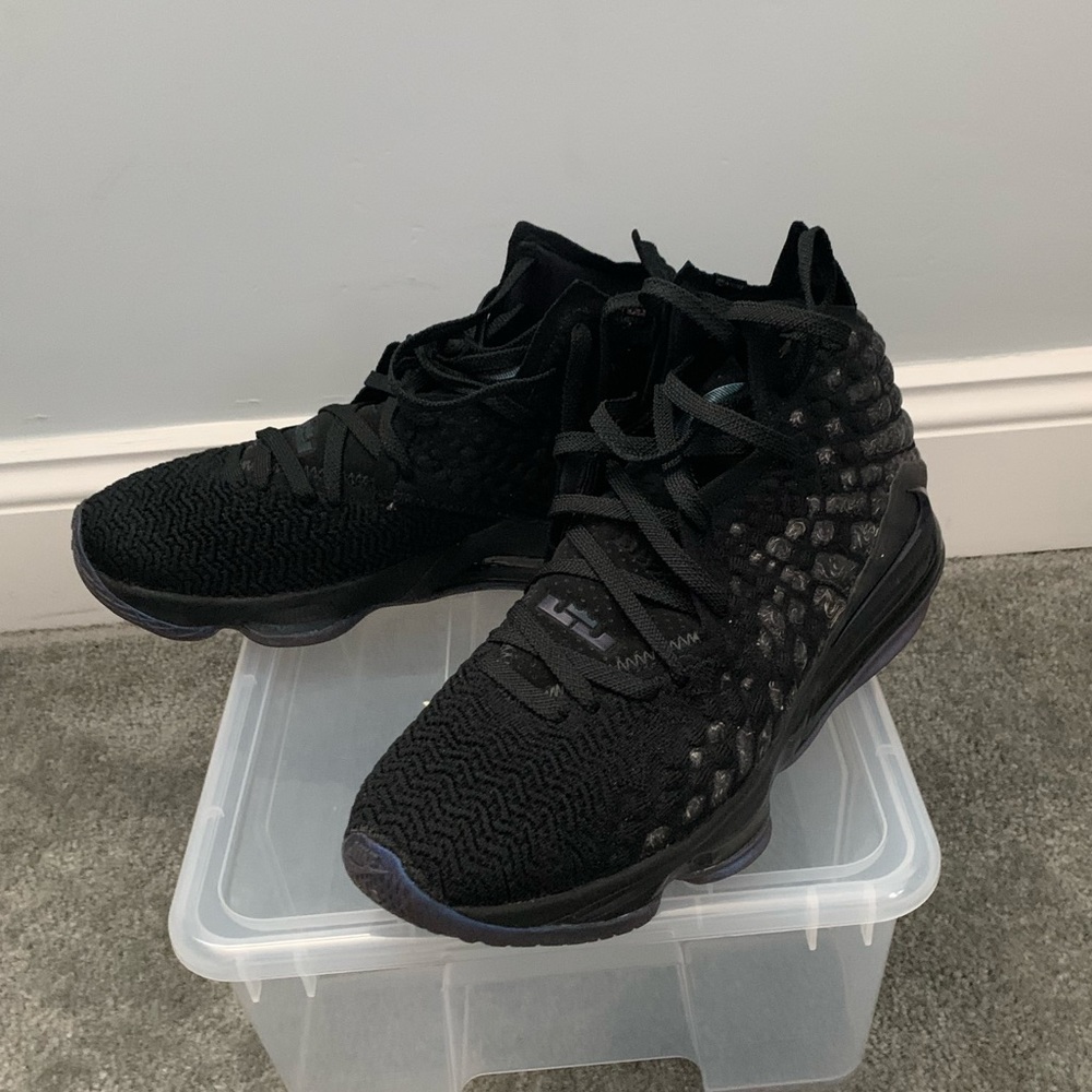 LEBRON YEAR 17 BLACK KNITPOSITES🔥🔥 GREAT CONDITION ..